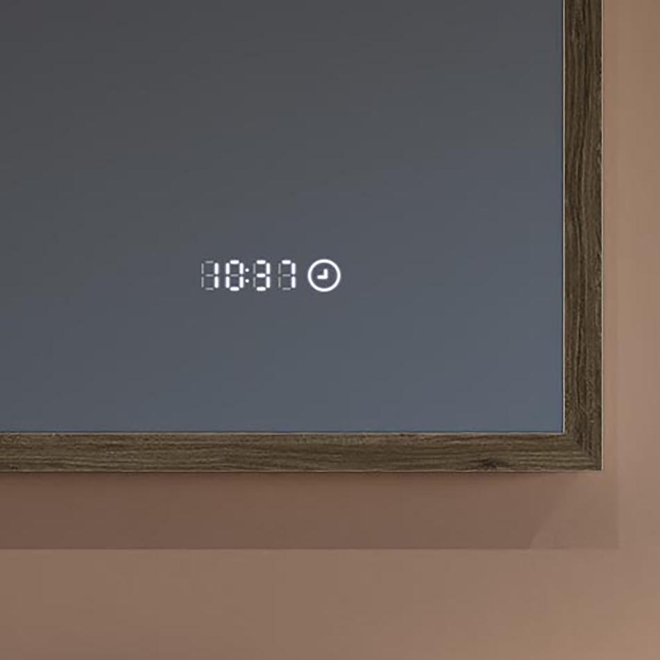 Con nuestro espejo ¡no volverás a llegar tarde! El reloj con pantalla LED se encargará de que no pierdas de vista la hora durante tu rutina diaria. Tamaño de la superficie del espejo: 7 cm × 1,5 cm. El reloj táctil se ilumina independientemente de la iluminación del espejo. El reloj requiere una fuente de alimentación permanente adicional.