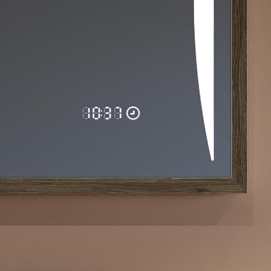 Con nuestro espejo ¡no volverás a llegar tarde! El reloj con pantalla LED se encargará de que no pierdas de vista la hora durante tu rutina diaria. Tamaño de la superficie del espejo: 7 cm × 1,5 cm. El reloj táctil se ilumina independientemente de la iluminación del espejo. El reloj requiere una fuente de alimentación permanente adicional.